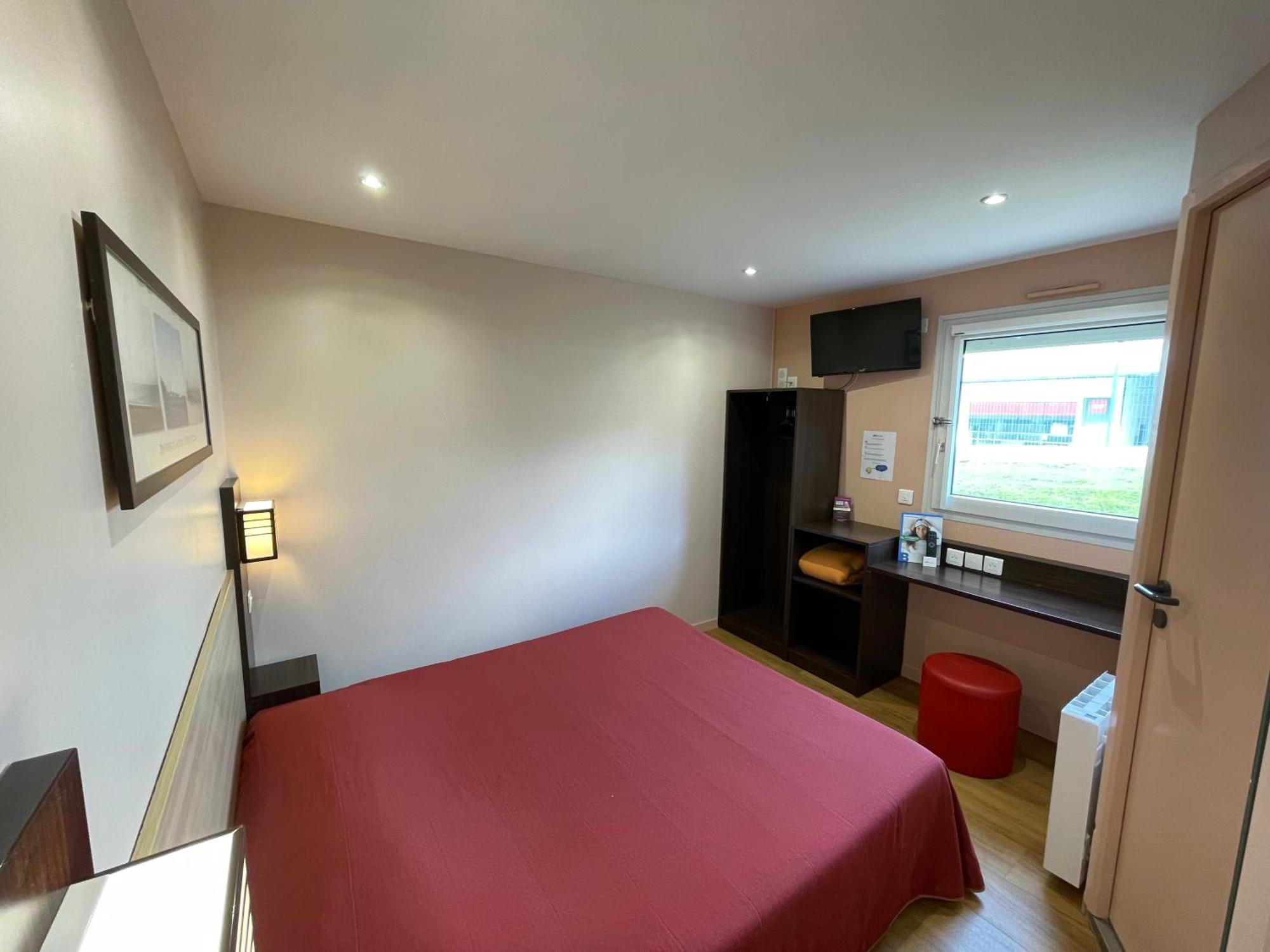 Brit Hotel St-Quentin/Nord Fayet  Exteriör bild