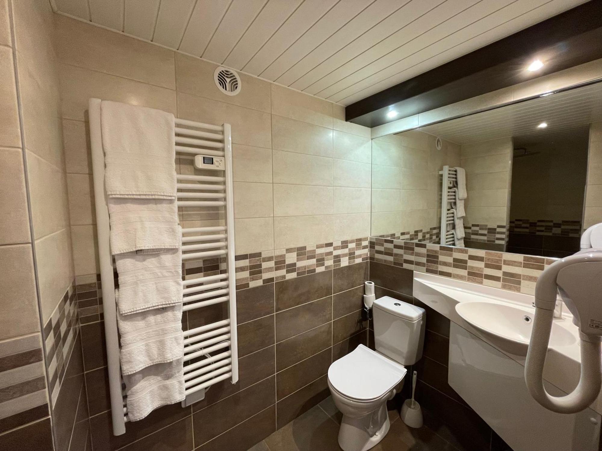 Brit Hotel St-Quentin/Nord Fayet  Exteriör bild